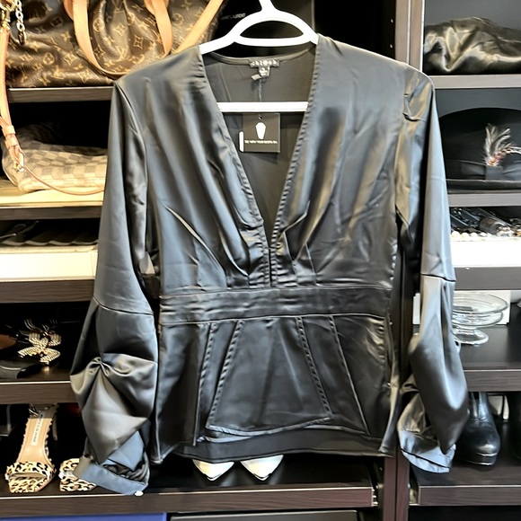 NWT Gorgeous top black sz small fits like XS - Picture 1 of 8